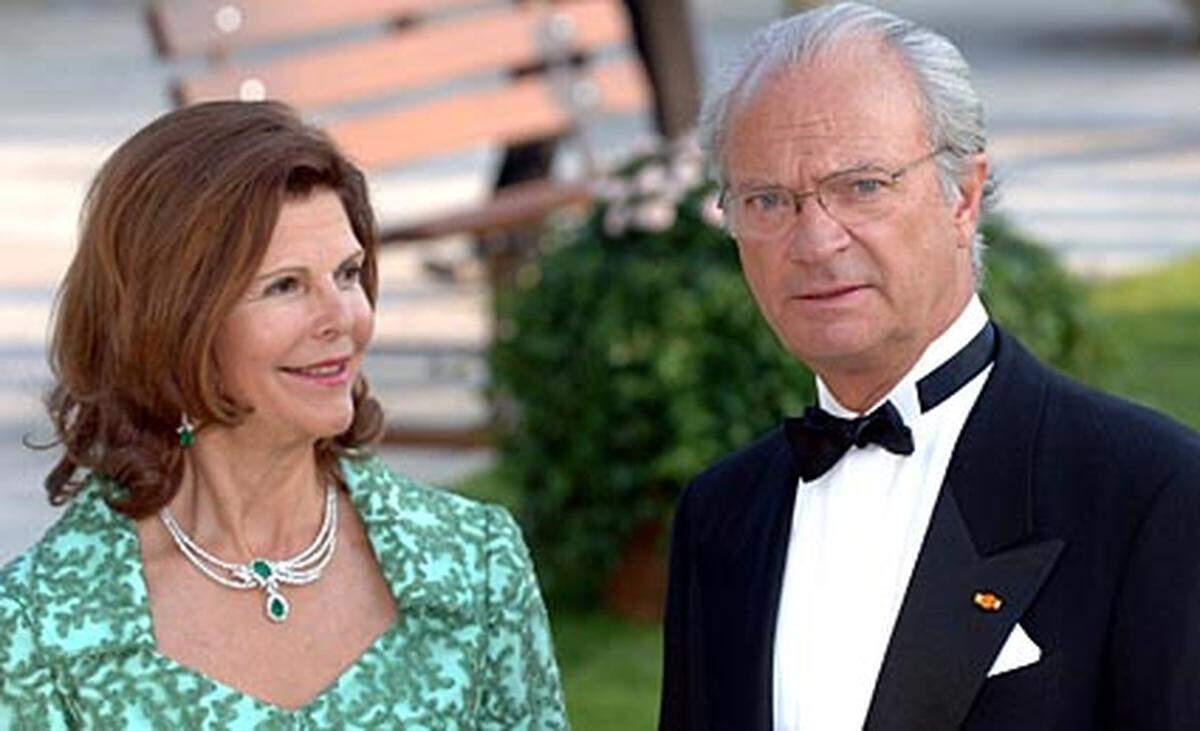 Schwedens König Carl XVI. Gustav hat ein wohl seit seiner Jugend ersehntes Date mit der Filmdiva Anita Ekberg bekommen - allerdings erst im reifen Alter von 62 Jahren. Nach Stockholmer Medienangaben hatte sich Carl Gustav die in Italien lebende Schauspielerin als Ehrengast bei einem offiziellen Essen gewünscht. Carl XVI. Gustav mit Gemahlin Silvia