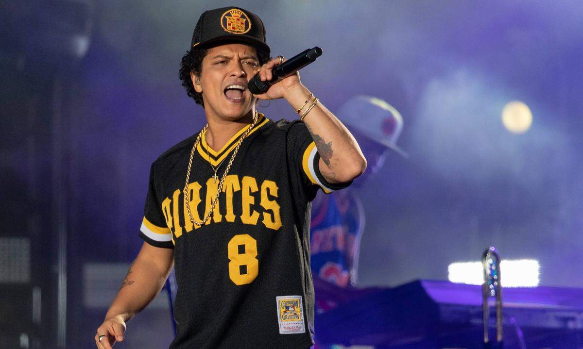Auf dem vierten Platz landete der R&B-Sänger Bruno Mars mit einer Summe von 40,7 Millionen Dollar. Nachdem er zuerst als Musikproduzent tätig war, machte sich der 32-Jährige mit dem Hit "Billionaire" schließlich auch vor dem Mikrofon einen Namen.