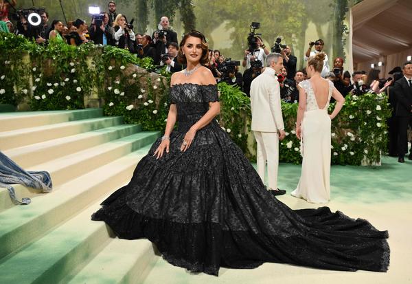 Penelope Cruz in Chanel Couture. 