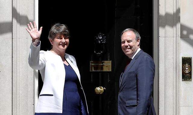 Arlene Foster und ihre Vize, Nigel Dodds, klopfen derzeit regelmäßig an die Tür von Downing Street Nummer zehn.
