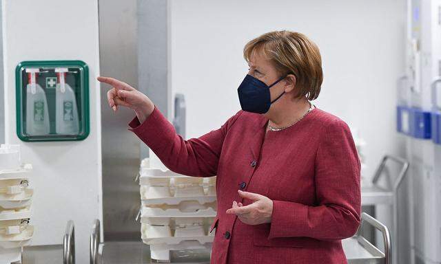 Die deutsche Kanzlerin Merkel bei einem Besuch bei Biontech/Pfizer. 