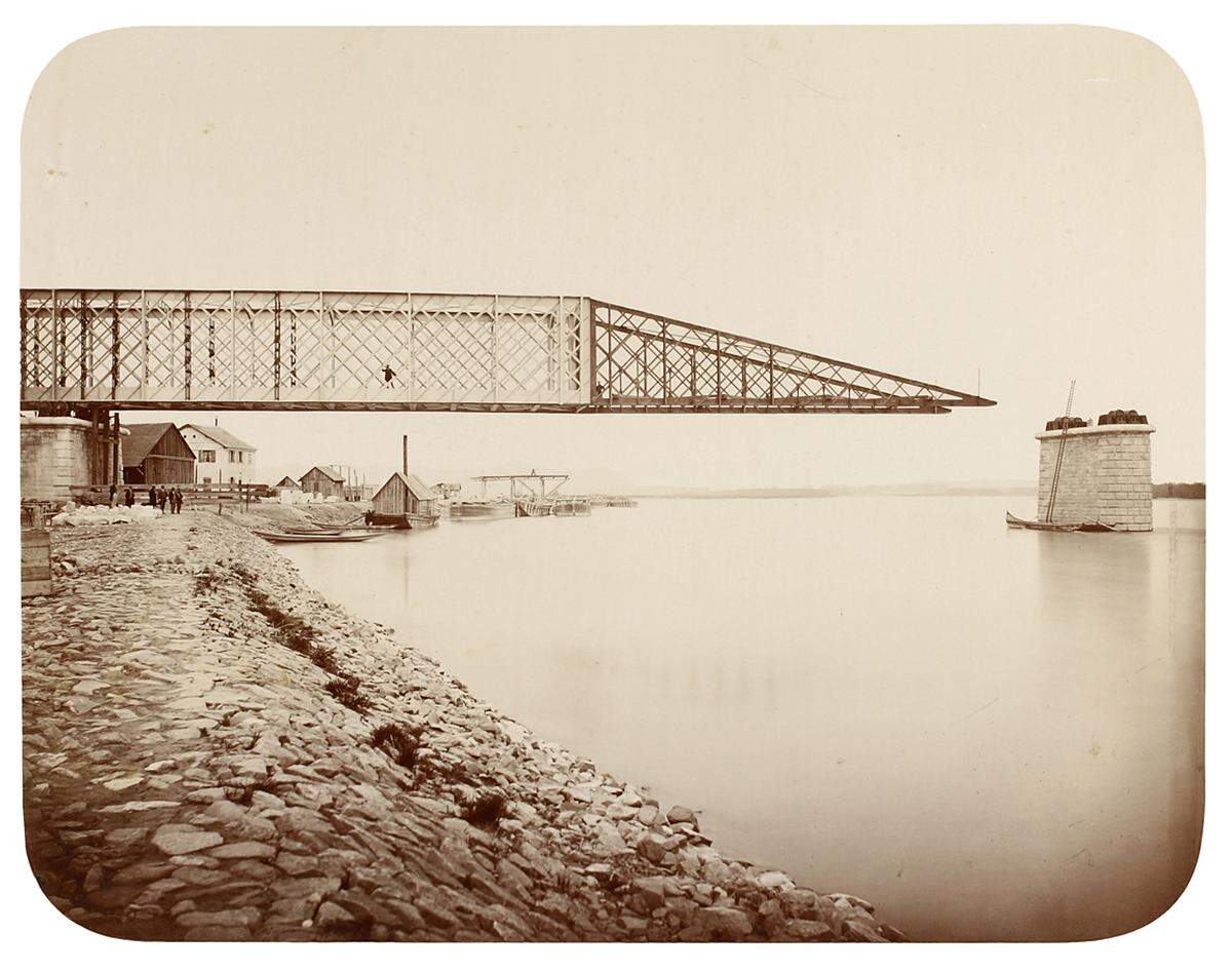 Außerdem baute man beispielsweise eine Donaubrücke bei Stadlau. Hermann Voigtländer: Bau der Donaubrücke bei Stadlau. Einschieben der Eisenkonstruktion mittels Rollen und Flaschenzügen über die fünf Öffnungen, Stand der Arbeiten vom 4. Mai 1870