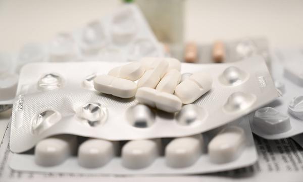 Stock- und Symbolbilder I 23.06.2022 Medikamente / Tabletten gegen Corona und Schluckimpfung. Biontech, Pfizer, Paxlovid