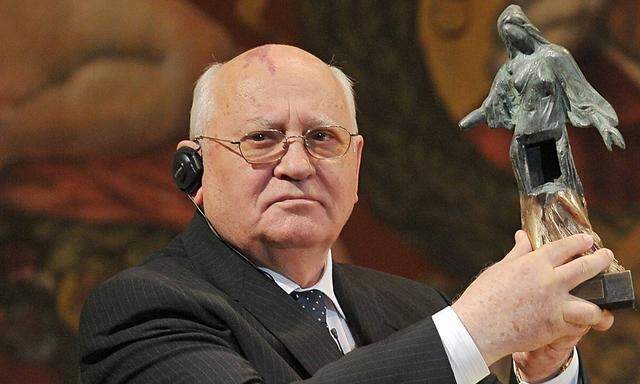 Gorbatschow bei einer Preisverleihung in Dresden.