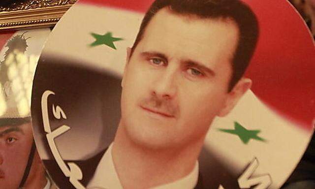 Eine Anhängerin mit einem Bild des syrischen Präsidenten.