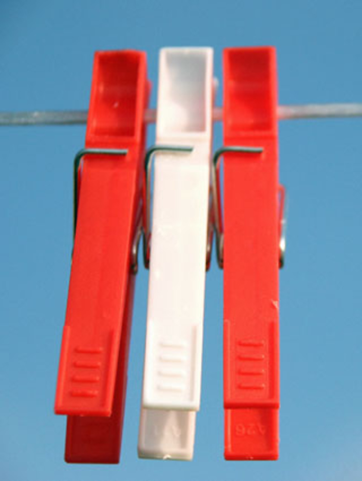 kennt den Begriff Öko-mode. Aber nur 21 Prozent können laut „Leitfaden zur Vermarktung von Ökotextilien“ spontan eine Marke dazu nennen. Jeder Dritte ist gegenüber Organic Labels misstrauisch, was auch an der Verwirrung durch zu viele verschiedene Prüfsiegeln liegen könnte.