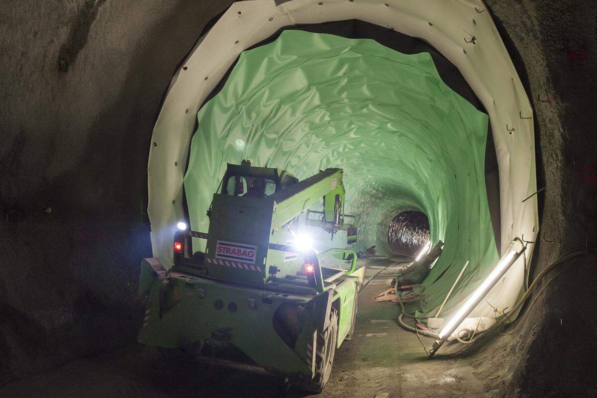 Zwischen Rohbau-Tunnelröhre und Tunnelschale wird eine Isolierfolie eingebaut.