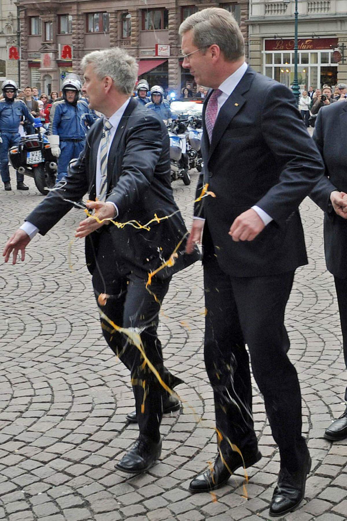 Der deutsche Bundespräsident Christian Wulff wurde im April 2011 Opfer eines Eierwerfers: Die Wurfaktion ereignete sich vor dem Rathaus in Wiesbaden. Gleich mehrere rohe Eier landeten auf dem Sakko des Politikers.