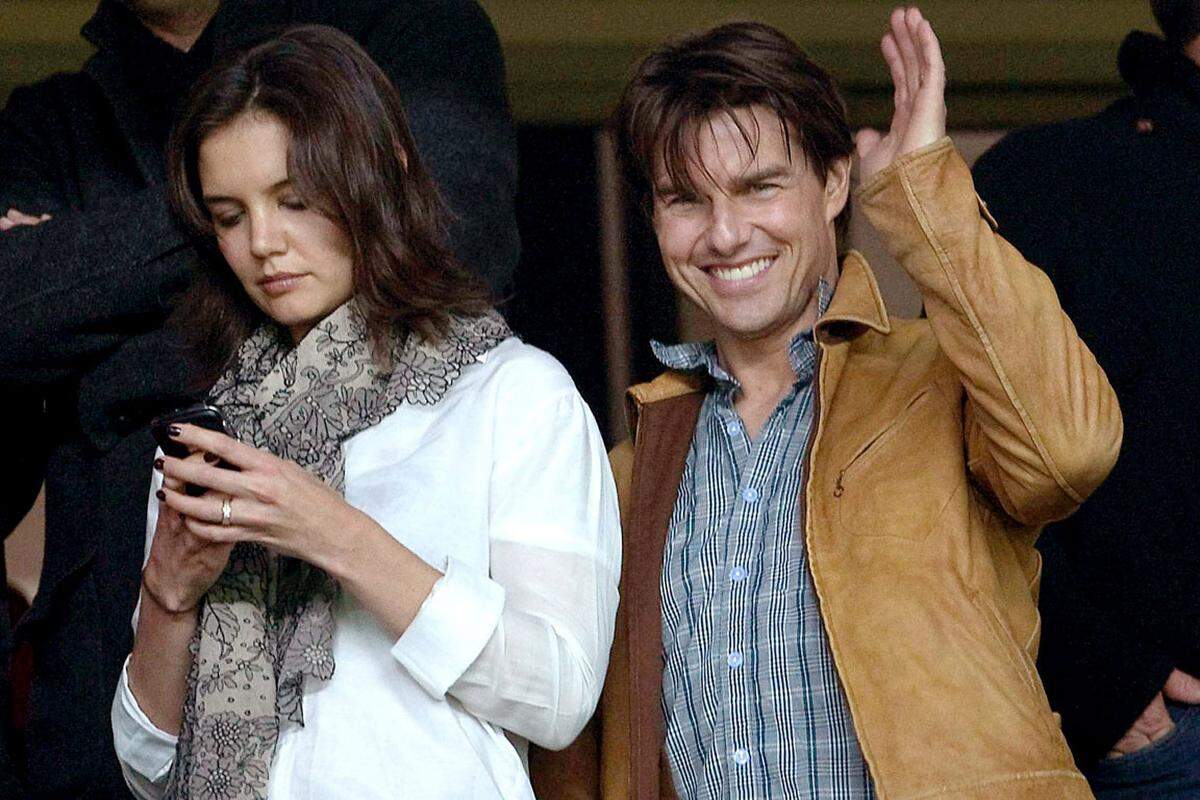 Katie Holmes beendet ihre Ehe mit Tom Cruise nach fünf Jahren. Das Hauptproblem in der Beziehung sei für die Schauspielerin und ihre Tochter Suri seine Kontrollsucht und die Scientology-Mitgliedschaft gewesen.