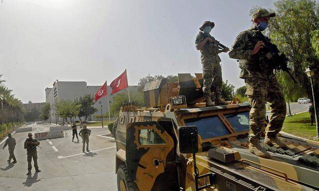 Militär bewacht das tunesische Parlament in der Hauptstadt Tunis.