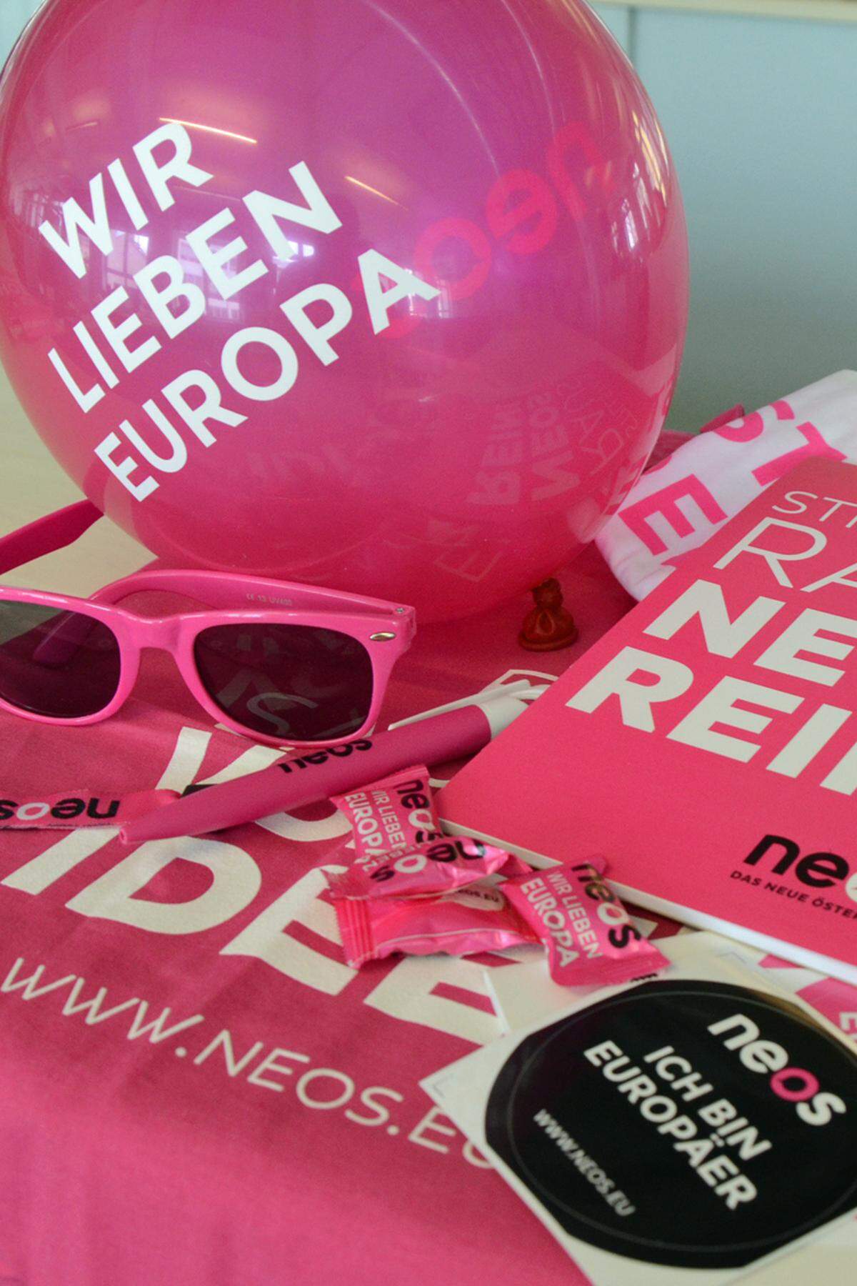 "Hot Stuff" verschicken derzeit die Neos. Im Wahlgeschenke-Paket finden sich Luftballone mit der Aufschrift: "Wir lieben Europa." Ähnlich emotional sind die weißen T-Shirts mit dem rosa-schwarzen Statement: "Ist in einer Beziehung mit Europa. Neos gefällt das." Den Namen von Spitzenkandidatin Angelika Mlinar kann man auf einem weißen oder pinken Notizblock festhalten. Auch Kugelschreiber, Sticker und die pinke Variante der Grünen-Brille sind in Umlauf. Die rosa Neos-Zuckerl kann man in ein "Sackerl voller Ideen" geben.