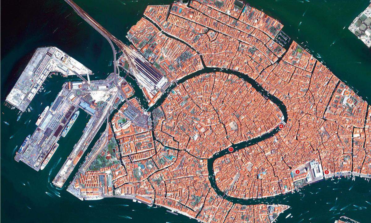 Eine Stadt im Kampf gegen das Versinken: Venedig, mit seinem Labyrinth aus Gassen, Kanälen und Brücken, sinkt stetig, während der Meeresspiegel steigt. So hat die italienische Stadt mit dem berühmten, von Palais gesäumten Canal Grande alleine im 20. Jahrhundert 23 Zentimeter ans Meer verloren.