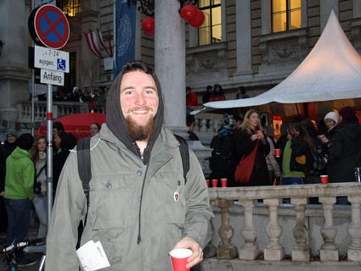 Der 22-jährige Alex ging mit, weil es bei dieser Demo nicht mehr nur um Studenten geht, sondern um Bildung allgemein. Und: "Ich bin ein gutes Aushängeschild für alles, was im Bildungssystem schiefläuft," sagt er nicht ohne Selbstironie. Denn er ist arbeitslos.