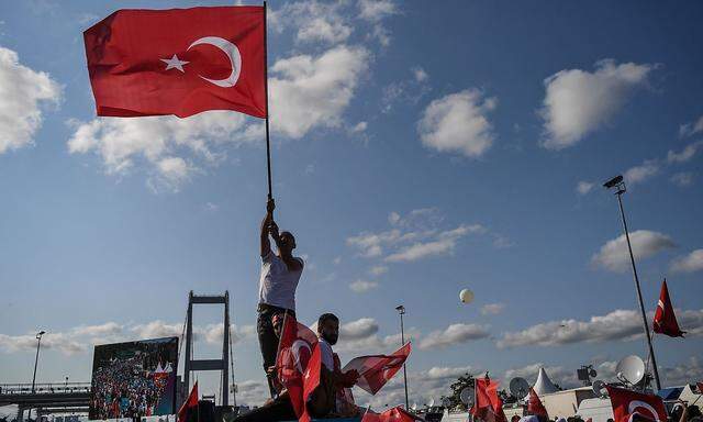Die Putschisten hatten zu wenig Rückhalt in der Bevölkerung. Am ersten Jahrestag feierten Erdogan-Anhänger den überstandenen Putsch.