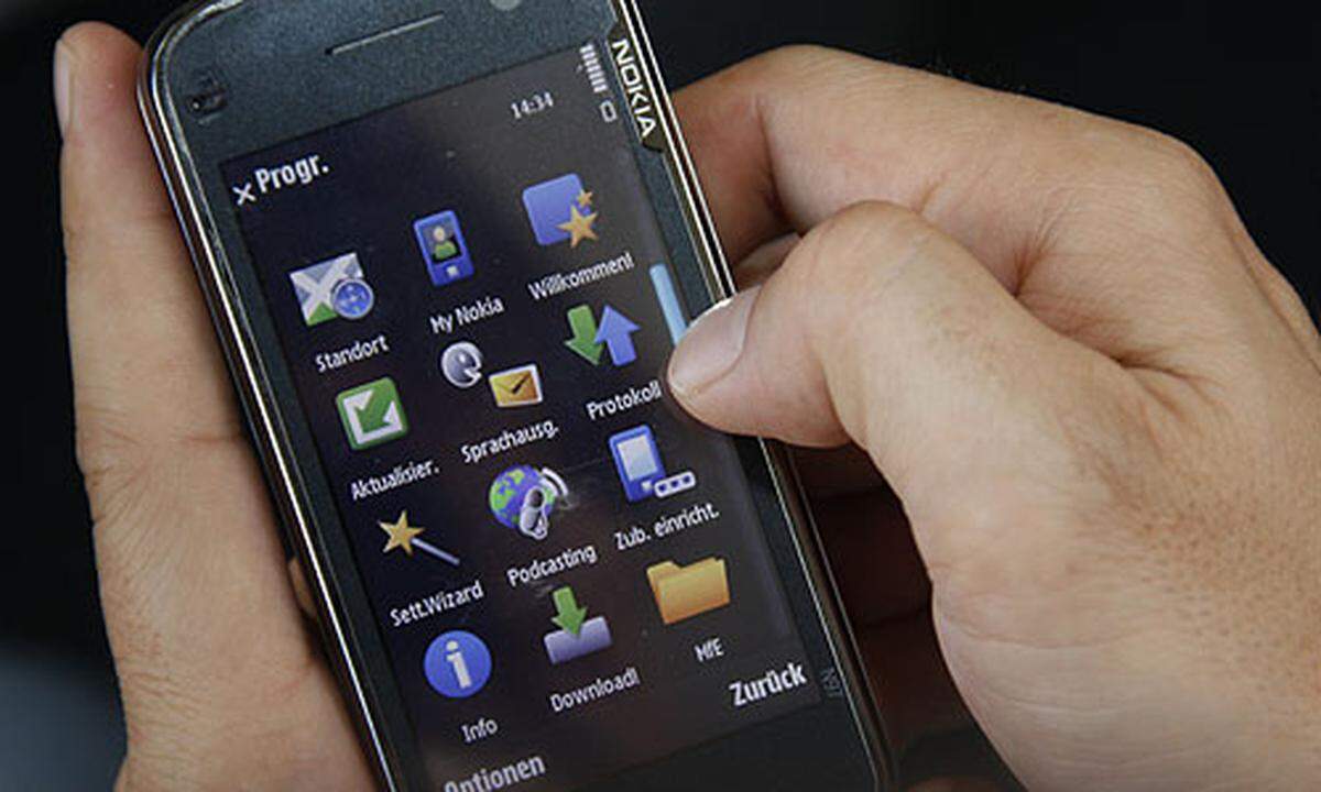 Während bei der Konkurrenz ein Fingerwisch nach oben oder unten genügt, um den Bildschirm scrollen zu lassen, muss beim N97 fast schon steinzeitlich ein Scrollbalken verschoben werden. Der aktive Bereich des Balken ist sehr schmal. Damit wird das Scrollen zur Mühsal. Schade, dass Nokia hier nicht vom Mitbewerb "abschaut".