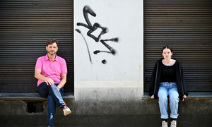 Die 15-jährige Smilla ist eine von zwölf Kindern, die die Republik auf mehr Klimaschutz klagen wollen. Kabarettist Martin Puntigam unterstützt die Initiative.