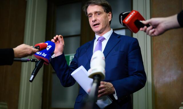 Anwalt Otto Dietrich, sonst im Umgang mit Medien eher zurückhaltend, trat am Montag im Auftrag des Ex-Kanzlers vor die Presse. Heute, Freitag, könnte er es wieder tun.