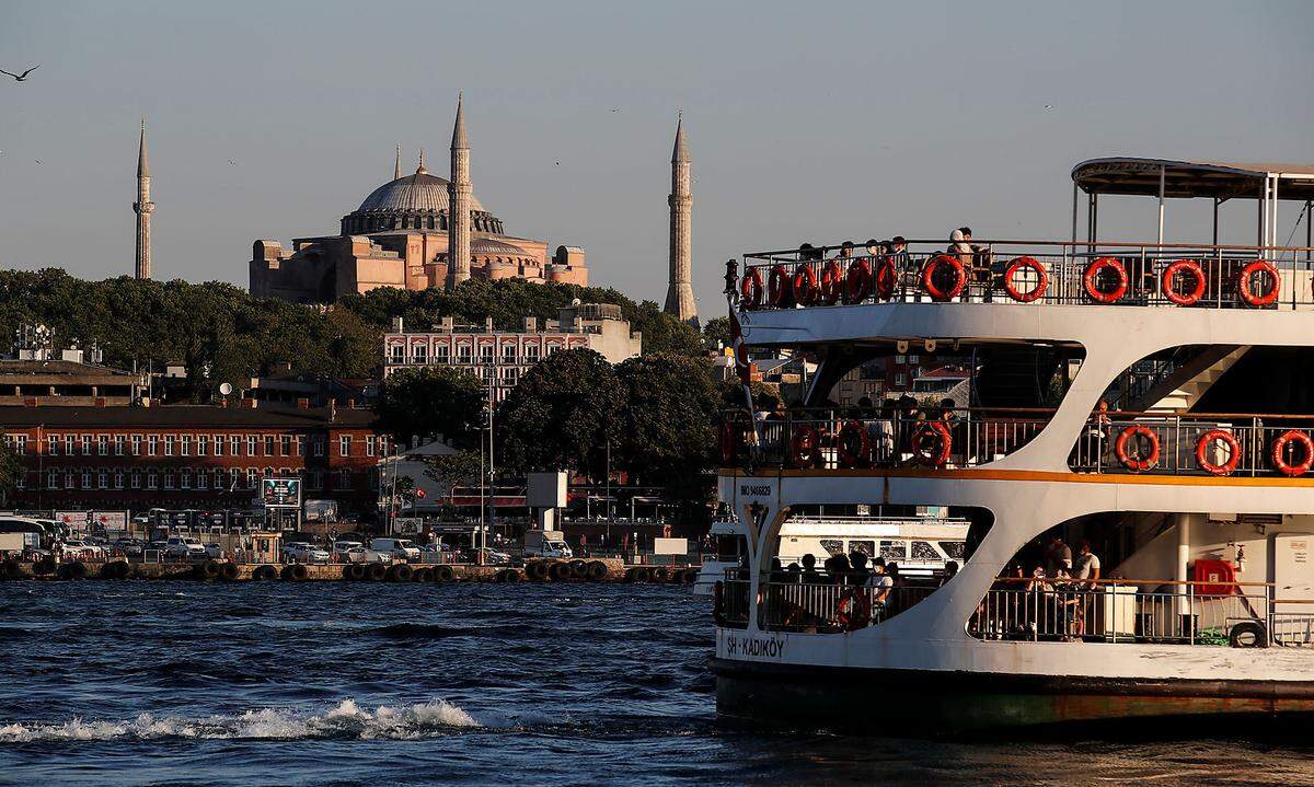Eine Fähre im Marmarameer, im Hintergrund die Hagia Sophia.