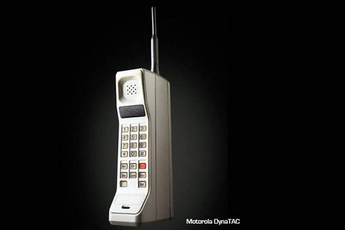 Vor 30 Jahren revolutionierte Motorola den Weltmarkt. Das erste kommerzielle Handy mit einem Gewicht von 800 Gramm und einem Preis von 4000 Dollar kaum auf den Markt. Die Batterie hielt maximal eine Stunde.