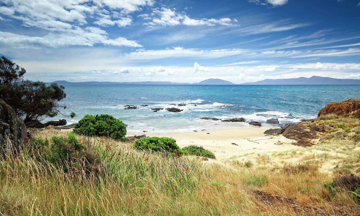 Jedes Jahr wählen die Leser des amerikanischen Reisemagazins „Travel+ Leisure“ ihre liebsten Inseln. Für den zehnten Platz geht es an das andere Ende der Welt, nach Tasmanien. Hier wandert man auf Pfaden entlang durch die wilde Natur der Insel, vorbei an Bergen, Wasserfällen, Schluchten und Wäldern.  