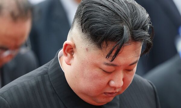 Eine lange Verneigung vor Ho Chi Minh.