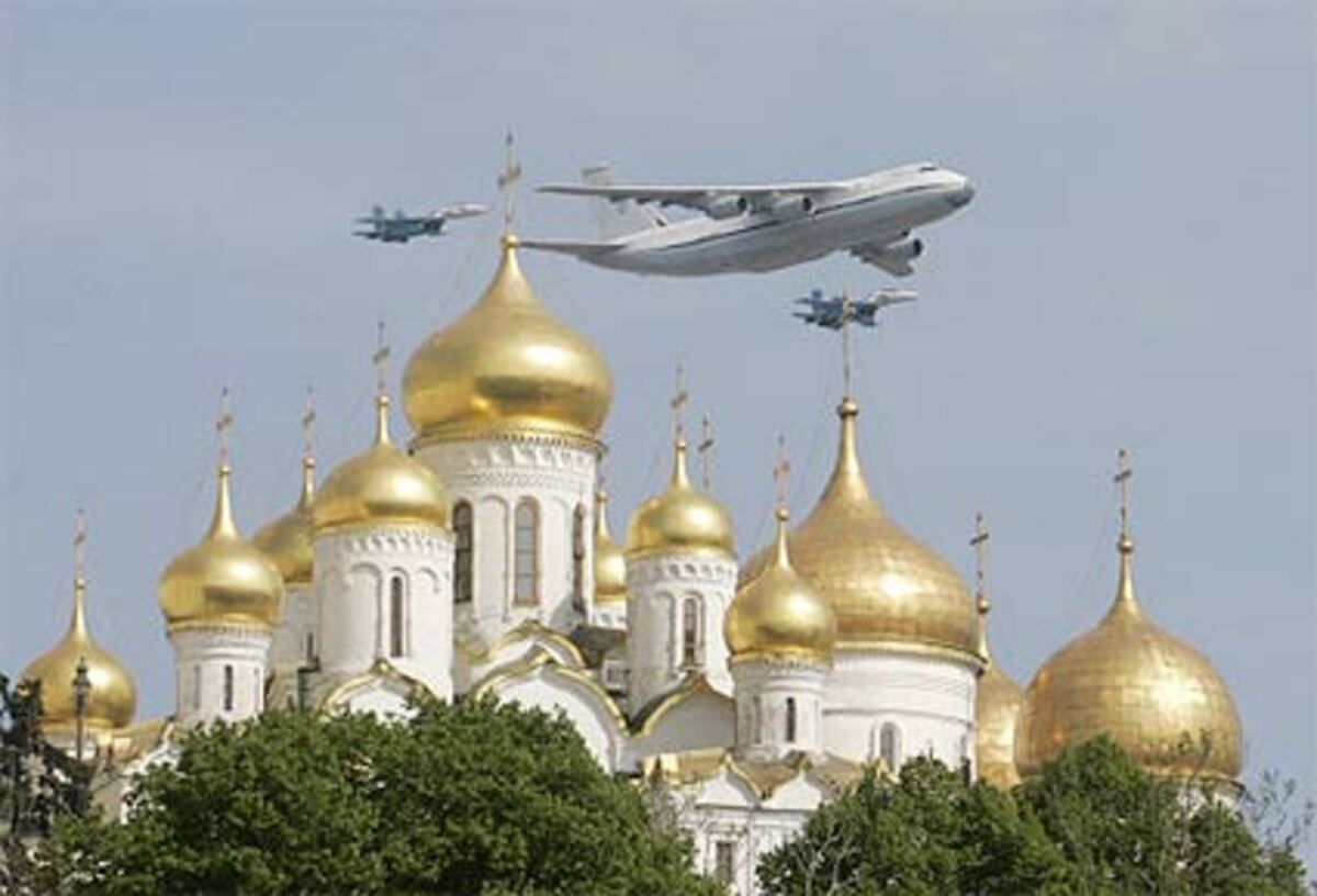 Die Luftwaffe führte Überschallbomber, MiG-Kampfjets und Kampfhubschrauber vor.