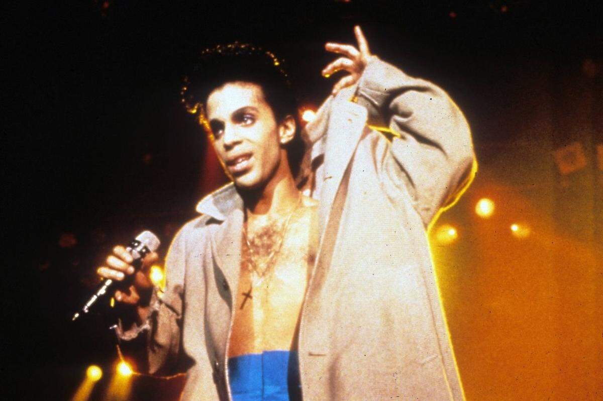 "Niemand außer mir weiß, wer ich bin", sagte Prince 1999. Sechs Jahre zuvor hatte er seinen Namen in ein unaussprechliches Symbol geändert, man nannte ihn auch "The Artist Formerly Known As Prince". In Interviews sprach er von Prince, seinem früheren Ich, in der dritten Person. "Ich wurde müde, meinen Namen zu sehen", meinte er. 2000 nahm er wieder seinen ursprünglichen Künstlernamen an.
