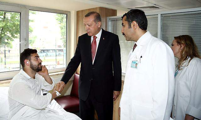 Präsident Erdogan besucht Verletzte in einem Krankenhaus nahe des Anschlagsortes in Istanbul.