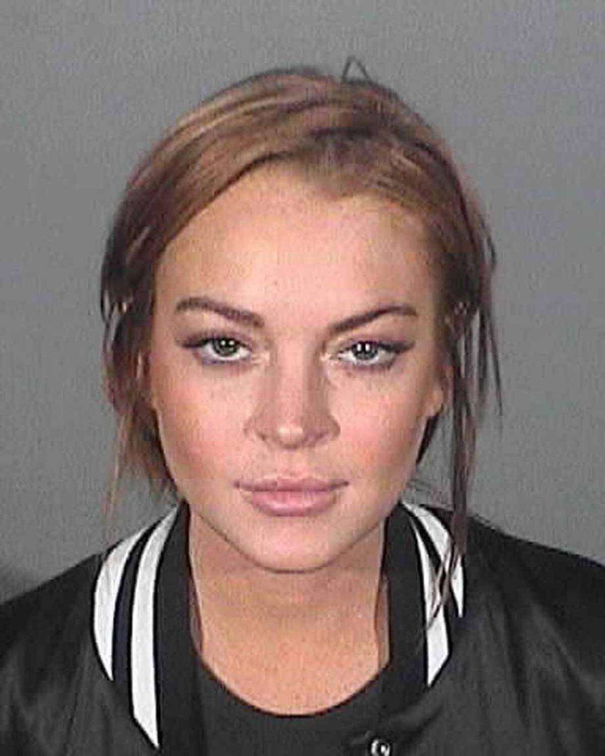 Nach Gerüchten um Drogen, wilden Partys und Gefängnis kündigte Jill Stuart den Vertrag mit Lindsay Lohan 2008. Das Modeunternehmen setzte danach auf Hillary Swank.    