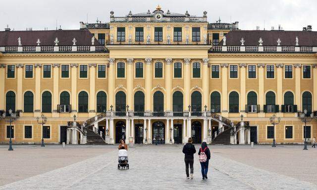 der Freizeitwirtschaft arbeiten. Durch den Wegfall des internationalen Publikums an den touristischen Hotspots (wie hier Schönbrunn) sind zum Beispiel viele Fremdenführer unter Druck