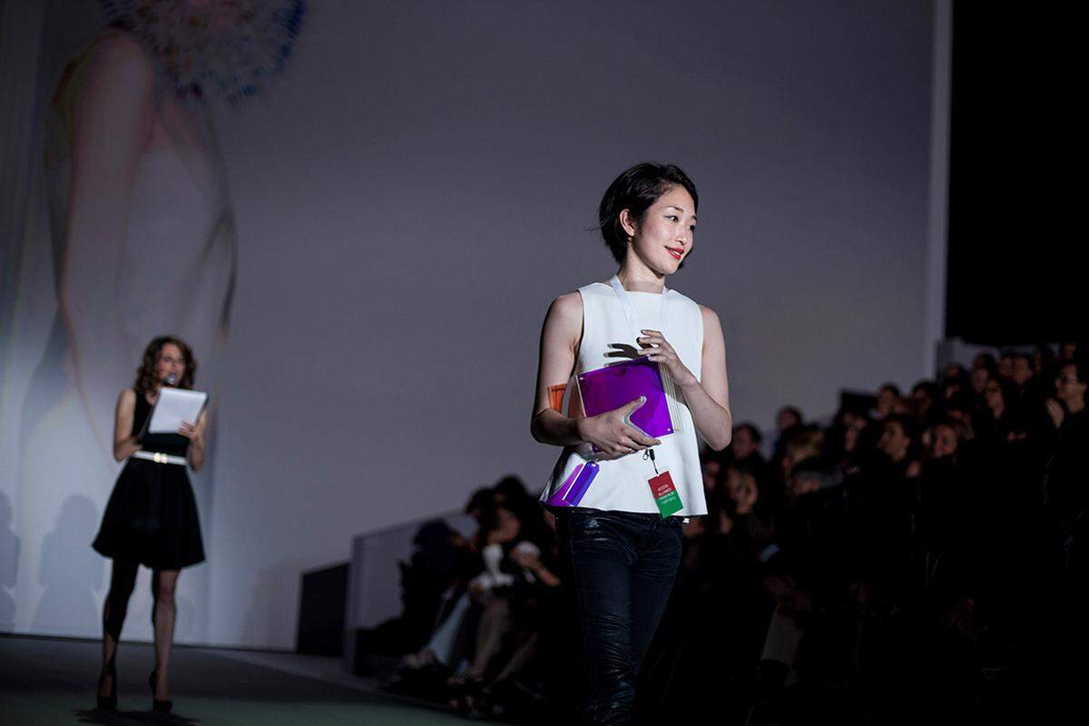 Maiko Takeda stammt aus Tokio und gewann den "Vogue Talents Award für Accessoires". Sie absolvierte das Royal Collage auf Art und arbeitete unter anderen bei den Hutdesignern Stephen Jones und Philipp Treacy.