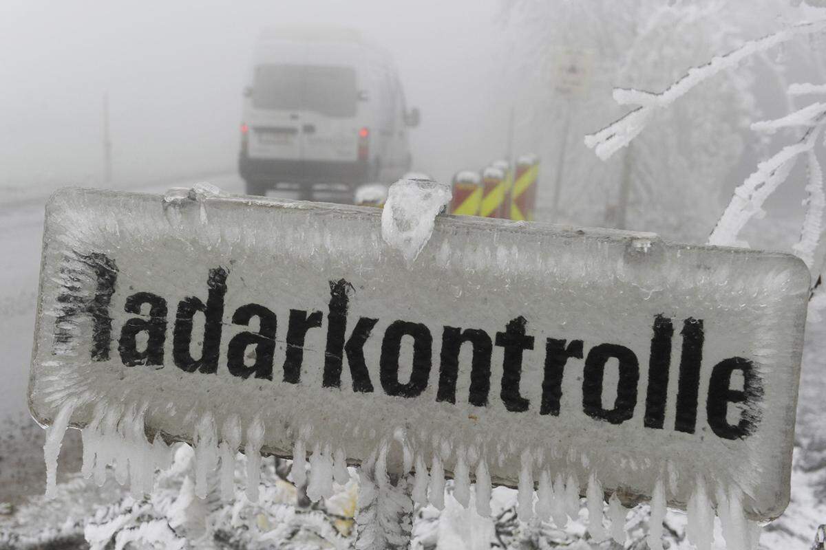 Ein "seltenes Naturschauspiel", so das Landesfeuerwehrkommando Niederösterreich, sorgte vergangene Woche in Ostösterreich für Probleme. (&gt;&gt; Zu den aktuellen Berichten)Bild: Ein vereistes Verkehrsschild bei Ottenschlag im niederösterreichischen Waldviertel.