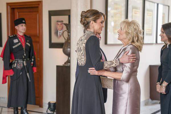 US-First-Lady Jill Biden reiste ebenfalls an. Hier im Bild mit Königin Rania, der Mutter des Bräutigams. 