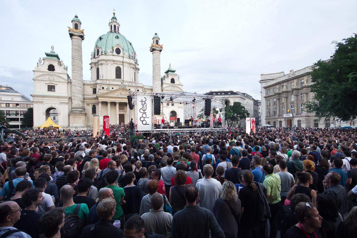 Im Vorjahr eröffnete der Wiener Rapper Nazar das Festival mit einem Konzert auf der Seebühne. Heuer startet das Popfest mit einem Auftritt des angesagten Wienerliedmachers Voodoo Jürgens ("Heite grob ma Tote aus").     