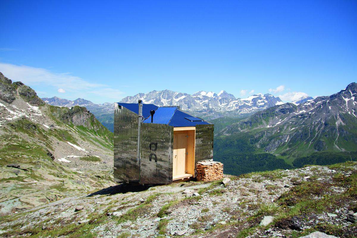 Eine Schweizer Laufschuhfirma errichtete im Sommer 2019 eine 14 Quadratmeter kleine, autarke und mobile Berghütte in der Nähe des Lunghinsee. Von BMCO Product Design; On Runnin. Die Unterkunft ist nur zu Fuß erreichbar.
