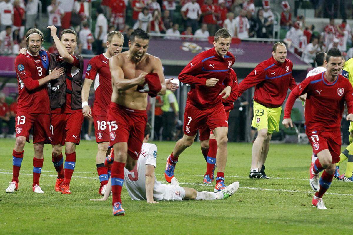 Des einen Freud, des anderen Leid. Lewandowski ist sprichwörtlich am Boden zerstört, während die Tschechen ihr Glück kaum fassen können.
