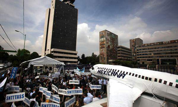 Die angeschlagene mexikanische Fluggesellschaft Mexicana de Aviación meldete im Jahr 2010 Insolvenz an und stellt ihre Flüge trotz massiver Proteste ein. Jahrelang startete man vergebliche Rettungsversuche, 2014 wurde schließlich die Auflösung eingeleitet. Bis dahin galt sie als viertälteste Fluglinie der Welt.