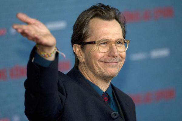 Der britische Schauspieler Gary Oldman  hat sich dafur entschuldigt, dass er antisemitische Äußerungen von Mel Gibson und Alec Baldwin heruntergespielt hat. "Ich bin zutiefst reumutig, dass viele Juden meine Kommentare im 'Playboy' als beleidigend empfanden", schrieb Oldman in einem Brief an judische Organisationen. In dem Magazin meinte er; "Ich weiß [Mel] war betrunken und hat ein paar Dinge gesagt, aber wir alle haben bereits solche Sachen gesagt."Nach einer Festnahme wegen Alkohol am Steuer soll Mel Gibson im Jahr 2010 antisemitische Bemerkungen gemacht haben. Baldwin hingegen verlor Ende 2013 eine Sendung im US-Fernsehen, weil er schwulenfeindliche Spruche gerissen hatte.