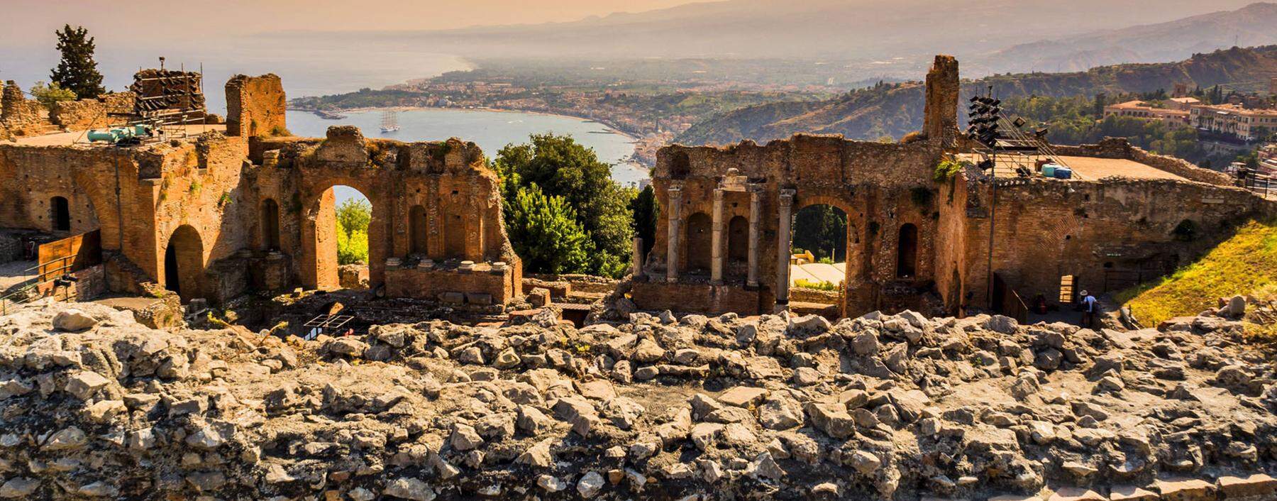 Pflichtbesuche auf Sizilien: im Teatro Greco in Taormina und am Ätna.