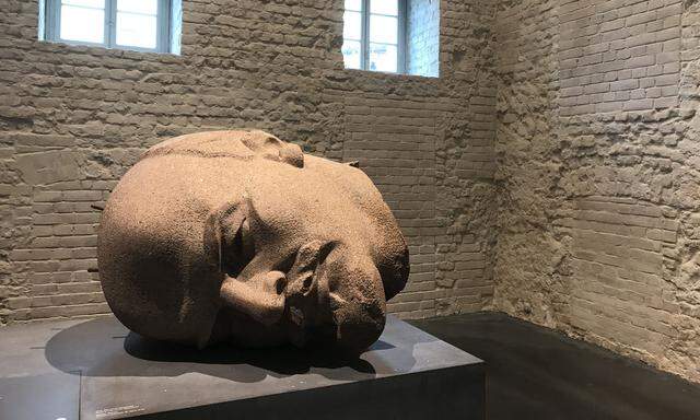 1970 enthüllt, 1991 vom Körper getrennt und in Kies vergraben – und nun liegt er in der Ausstellung „Berlin und seine Denkmäler": Lenins Kopf. Man sieht noch die Stahlstifte, die dazu dienten, ihn abzureißen.
