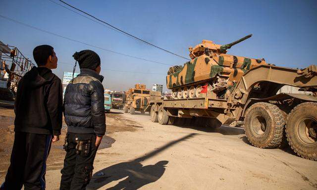 Vorstoß in den Nordwesten Syriens. Ein türkischer Militärkonvoi fährt durch die syrische Stadt Dana.