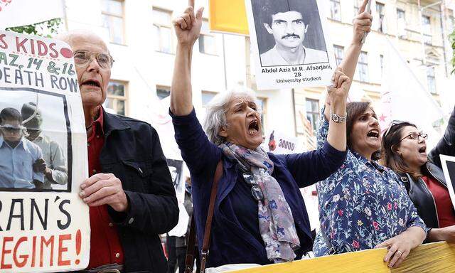 Vor dem Gerichtsgebäude in Stockholm fordern Angehörige der Opfer von damals Gerechtigkeit.