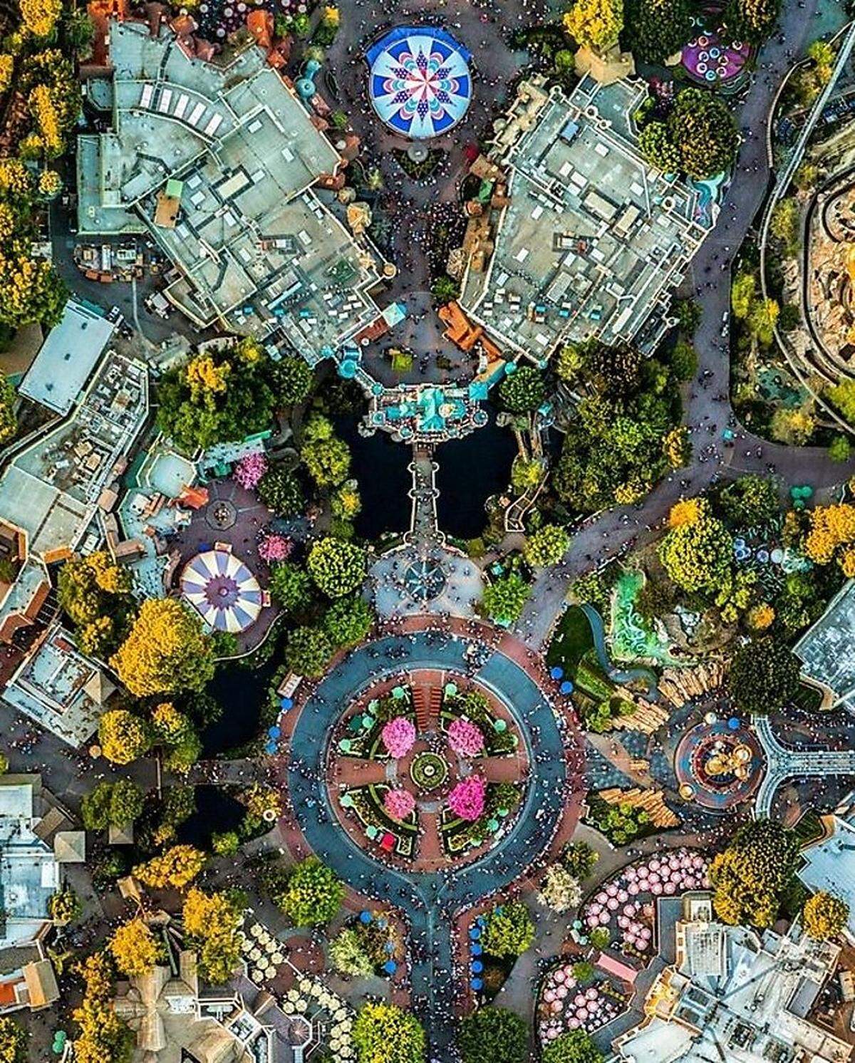 Der US-Amerikaner fotografiert bekannte Orte aus der Luft - und zeigt so eine ganz andere Seite der Plätze: ihre Struktur, ihre Farben, teilweise auch ihre Symmetrie.