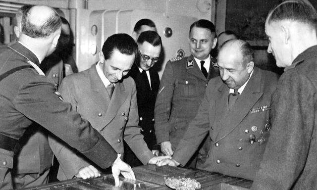 Joseph Goebbels, Funk und Ohlendorf mit Goldbarren aus dem Gold ermordeter Juden, 1944