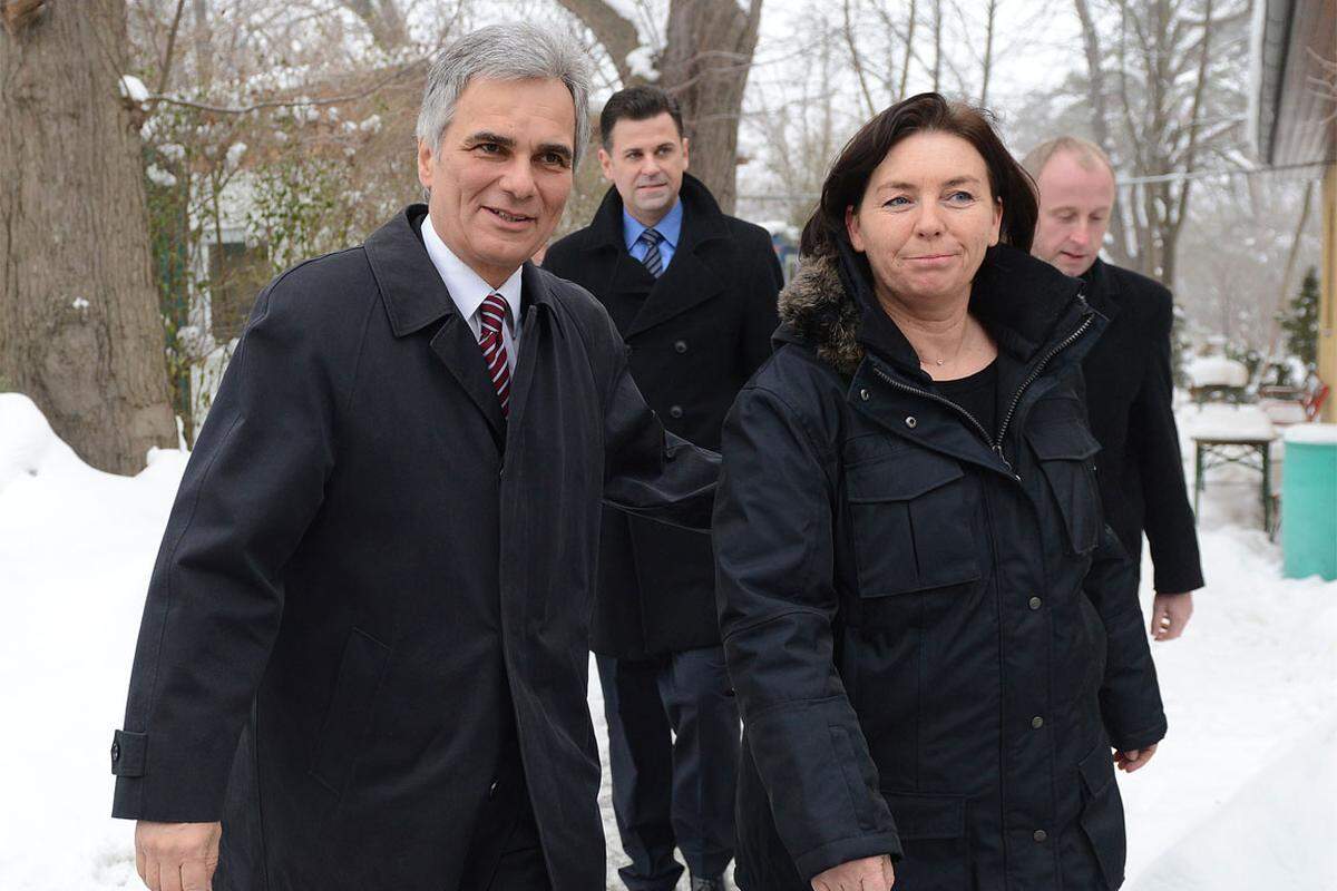 Auch Bundeskanzler Werner Faymann (SPÖ) und seine Frau Martina gaben ihre Stimme im verschneiten Wien ab.