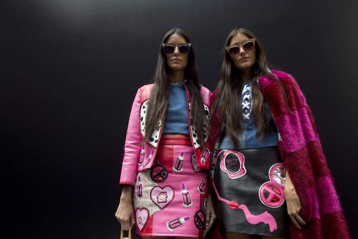 Pinkes Leder und Beauty-Applikationen stechen bei diesen Schwestern ins Auge.