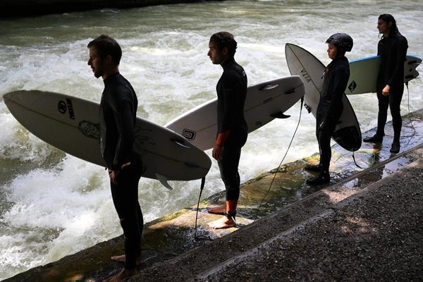Surfen in der Stadt: Wien hat nun eine eigene Flusswelle  DiePresse.com