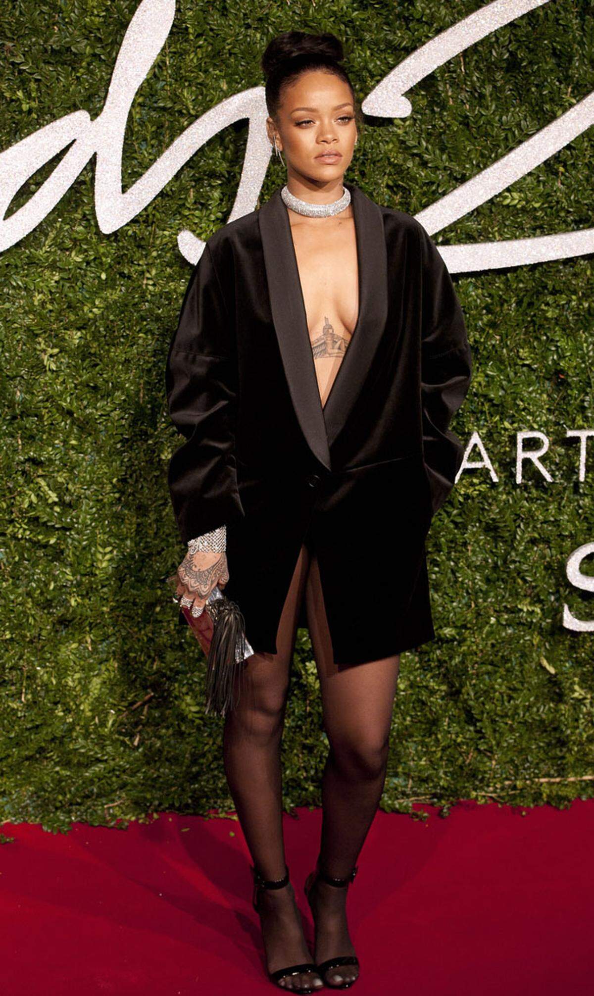 Hoch her ging es auf dem roten Teppich der British Fashion Awards. Ihr Stilgefühl wollten Stars wie Rihanna, die lediglich einen Mantel von Stella McCartney trug, unter Beweis stellen.