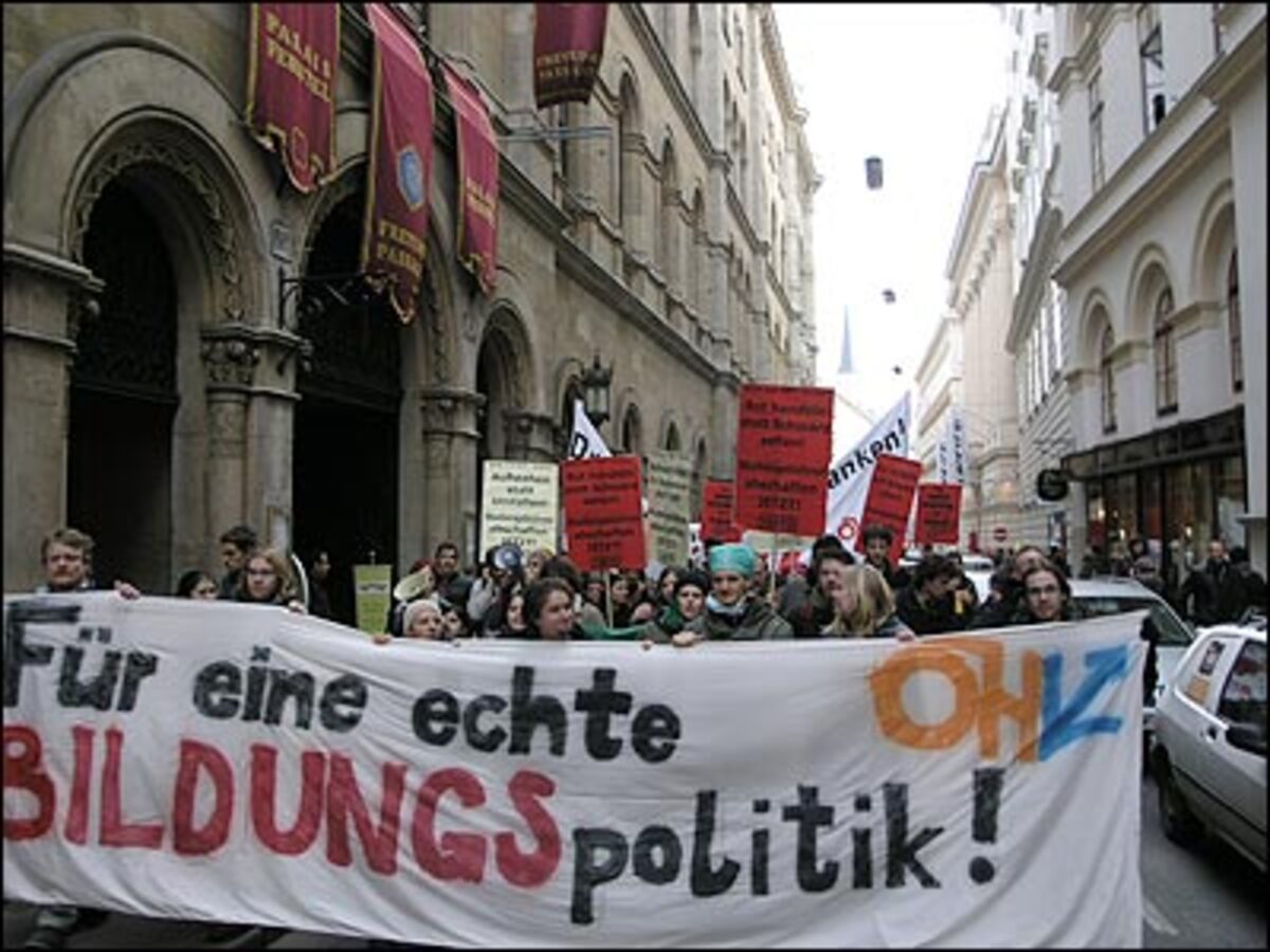 Mit einem symbolischen "SPÖ-Umfaller" ist zu Ende gegangen. Bei der Abschlusskundgebung vor dem Bundeskanzleramt formten Studenten ein SPÖ-Logo und fielen auf Kommando um - eine Anspielung auf das nicht eingehaltene Wahlversprechen der SPÖ, die Studiengebühren abzuschaffen. Die Kundgebung hatte zwischen 700 (Polizeiangaben) und 900 (ÖH-Angaben) Teilnehmer.