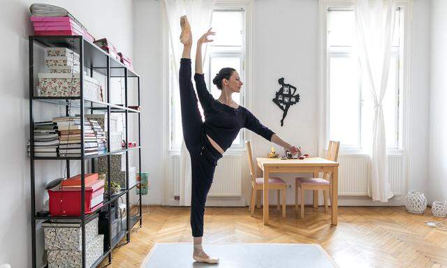 Liudmila Konovalova trainiert auch daheim täglich: „Man geht immer noch weiter, um sich zu verbessern und dem Publikum die Schönheit und Leichtigkeit dieses Berufes zu übermitteln. Dafür muss man sich auch quälen.“